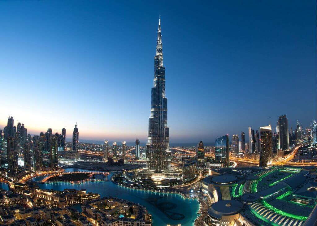 Burj Khalifa at night - Aufgang Travel