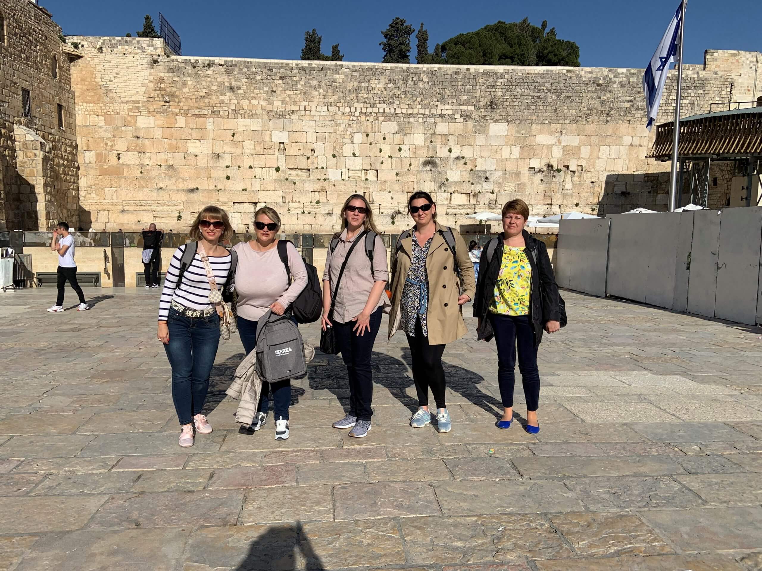 Women near the Wailing Wall in Jerusalem, Israel - Aufgang Travel